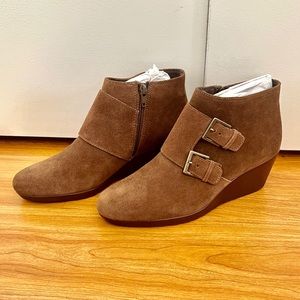 Munro tan suede booties 8.5
